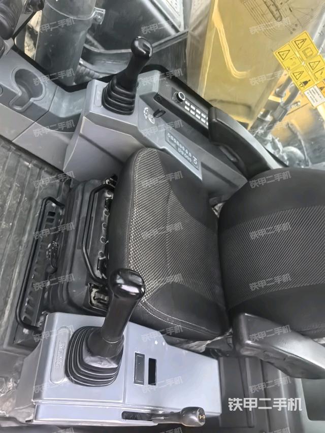 座椅右側控制臺/鑰匙門/油門/含右手柄(駕駛室部分) 座椅右側控制臺/鑰匙門/油門/含右手柄(駕駛室部分)