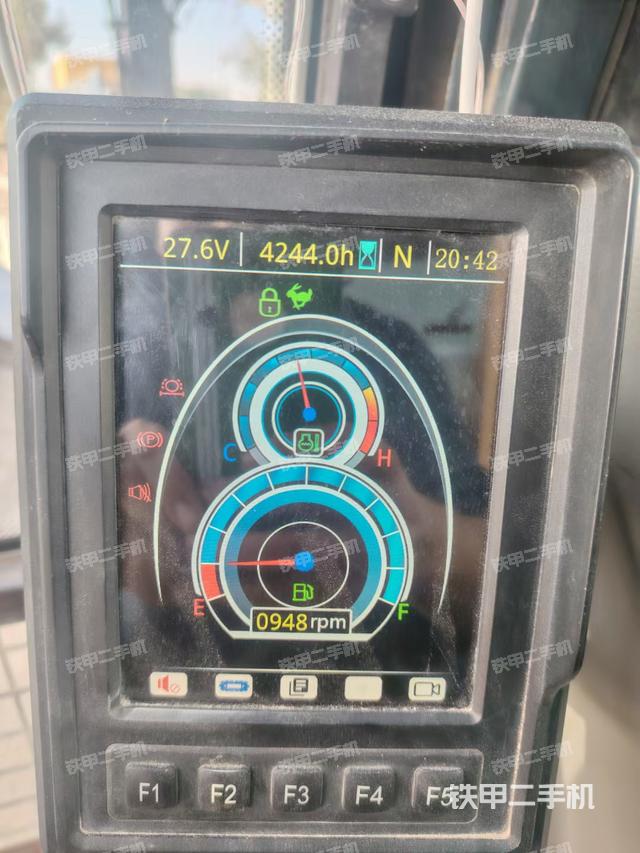 駕駛室整體(整機(jī)外觀) 駕駛室整體(整機(jī)外觀)