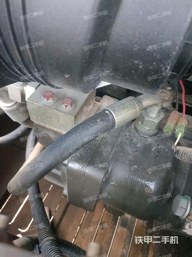 液压泵舱室正面整体（整机外观）