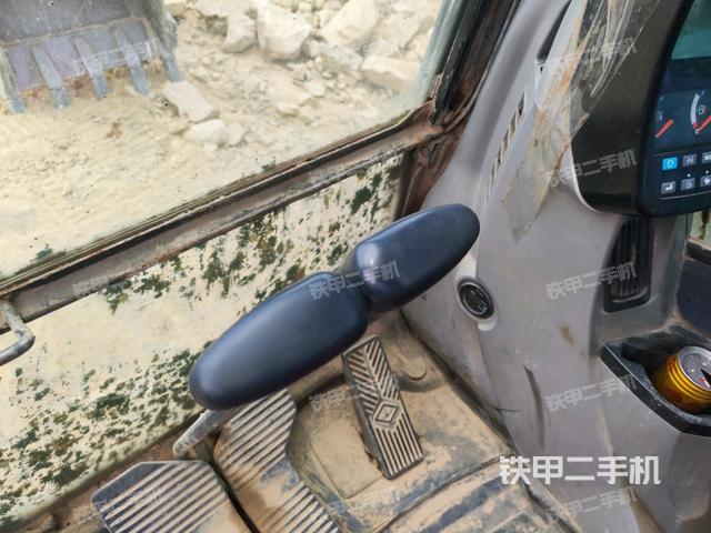 行走控制手柄和踏板?俯拍(駕駛室部分) 行走控制手柄和踏板?俯拍(駕駛室部分)