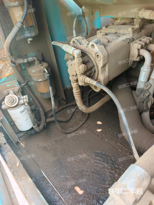 液压泵舱室正面整体(整机外观) 液压泵舱室正面整体(整机外观)