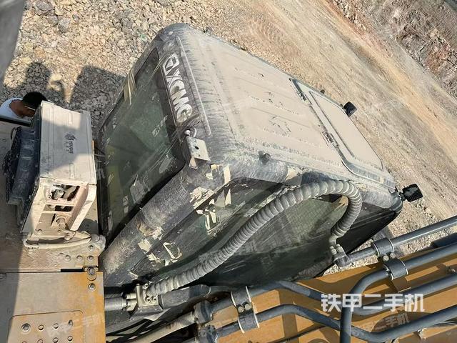 駕駛室頂部(整機(jī)外觀) 駕駛室頂部(整機(jī)外觀)