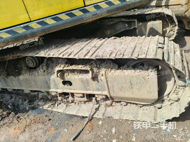單側(cè)履帶整體(整機(jī)外觀) 單側(cè)履帶整體(整機(jī)外觀)