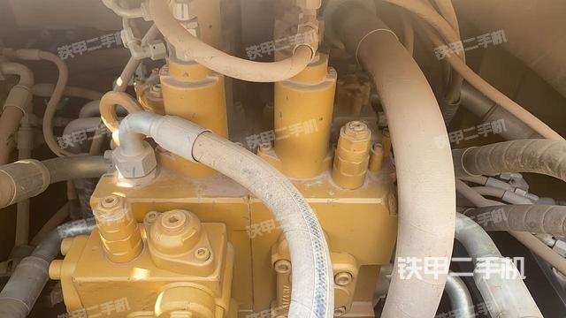 回轉馬達和主控閥（整機外觀）