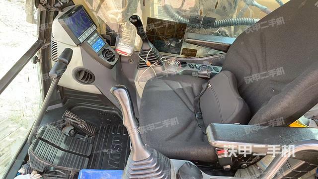 驾驶室整体(整机外观) 驾驶室整体(整机外观)