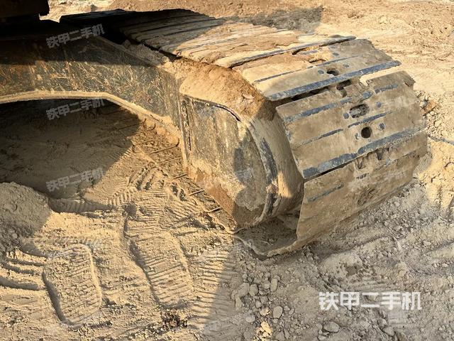 單側(cè)履帶整體(整機外觀) 單側(cè)履帶整體(整機外觀)