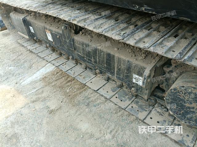 單側(cè)履帶整體(整機(jī)外觀) 單側(cè)履帶整體(整機(jī)外觀)