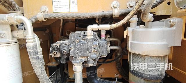 液压泵舱室正面整体(整机外观) 液压泵舱室正面整体(整机外观)