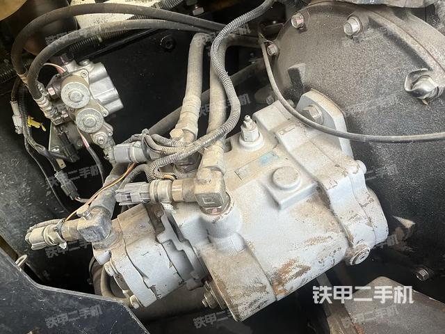 液壓泵艙室正面整體(整機外觀) 液壓泵艙室正面整體(整機外觀)