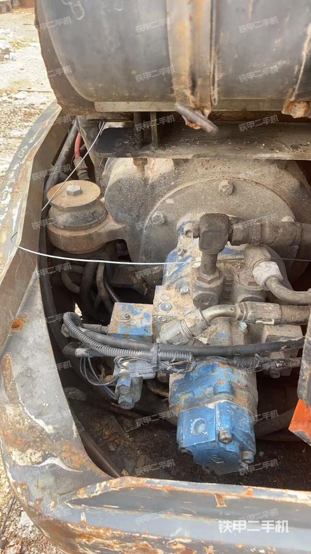 液壓泵艙室正面整體(整機(jī)外觀) 液壓泵艙室正面整體(整機(jī)外觀)