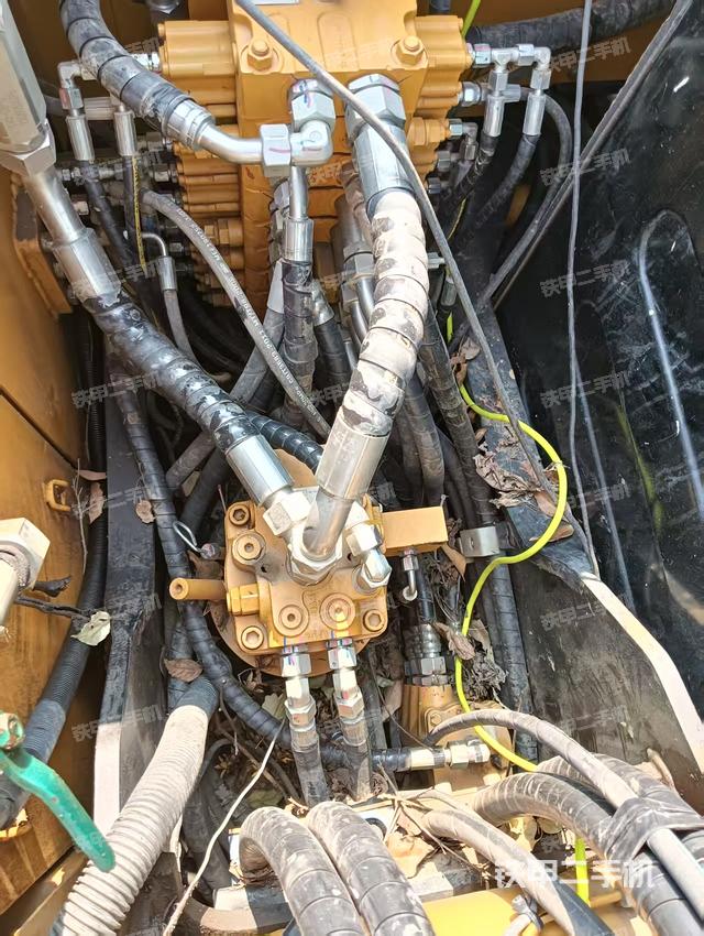 回轉(zhuǎn)馬達(dá)和主控閥（整機(jī)外觀）