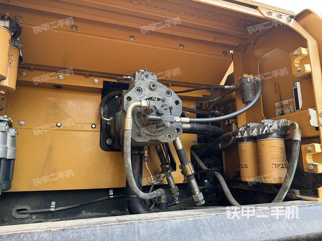 液压泵舱室正面整体(整机外观) 液压泵舱室正面整体(整机外观)