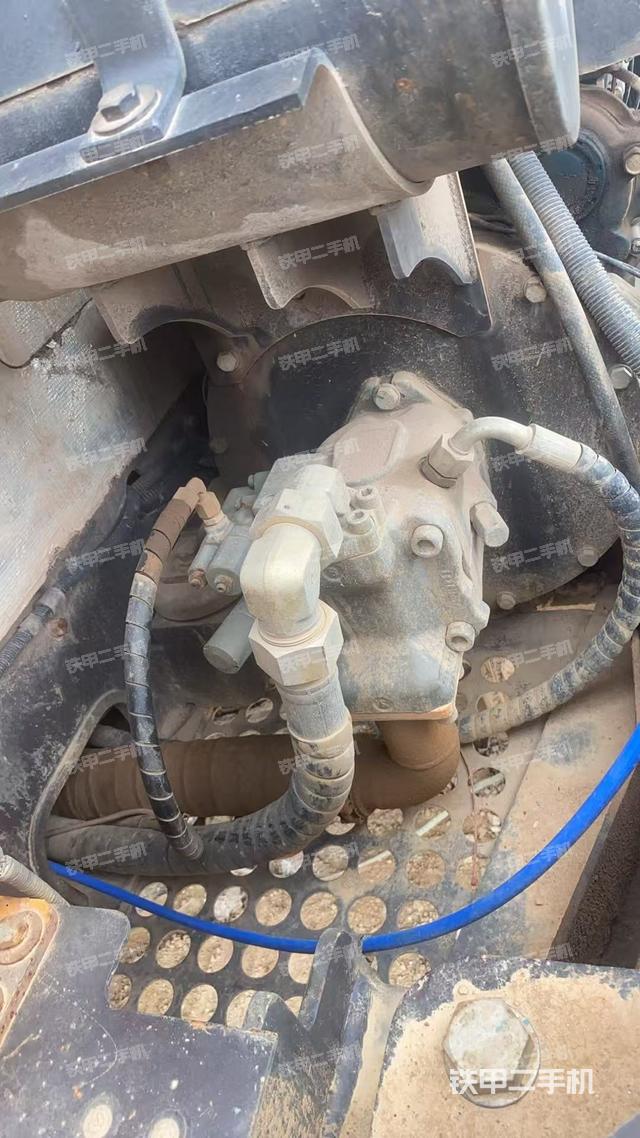 液压泵舱室正面整体(整机外观) 液压泵舱室正面整体(整机外观)