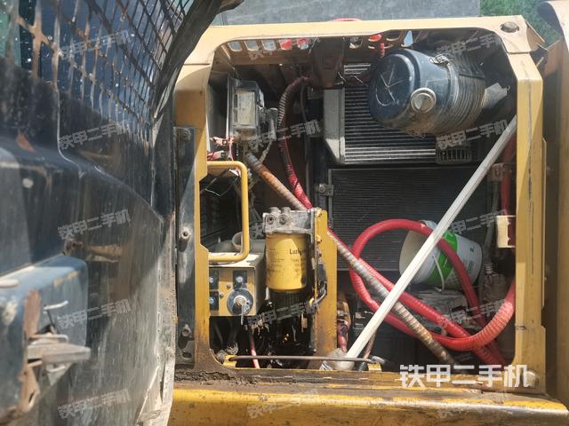 散熱器正面(大件艙室) 散熱器正面(大件艙室)