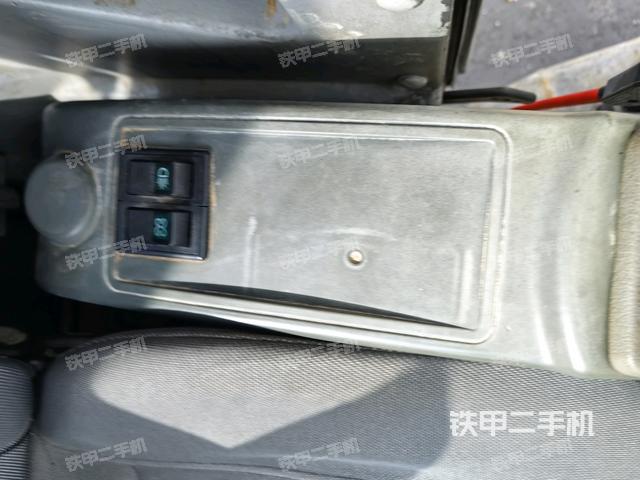 座椅左侧控制台/音响/含左手柄(驾驶室部分) 座椅左侧控制台/音响/含左手柄(驾驶室部分)
