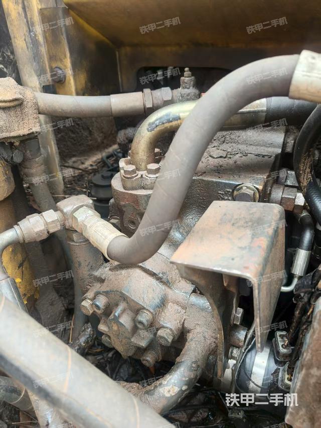 液压泵舱室正面整体（整机外观）