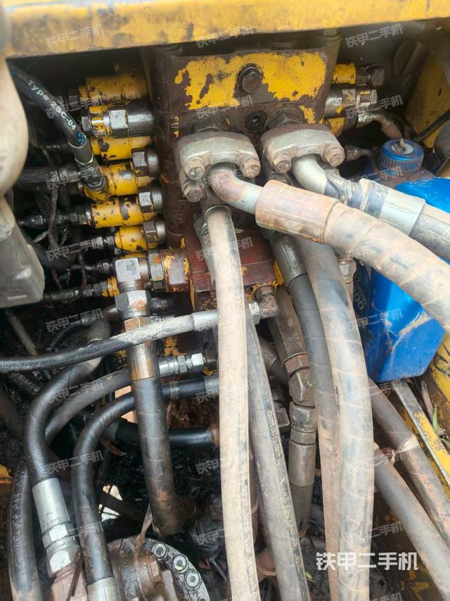 回转马达和主控阀（整机外观）