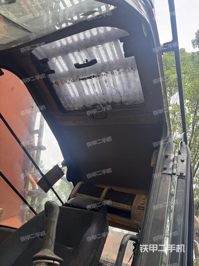 行走控制手柄和踏板 俯拍(驾驶室部分) 行走控制手柄和踏板 俯拍(驾驶室部分)