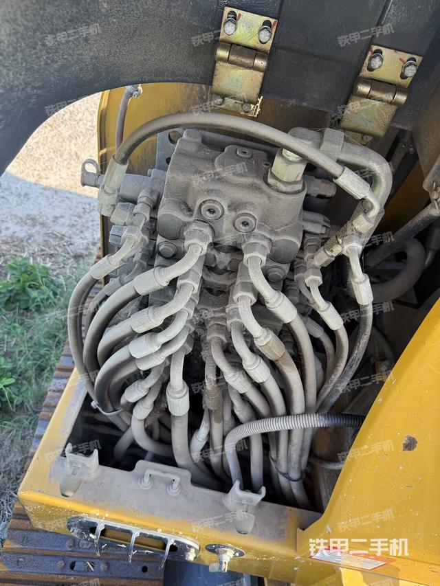 回轉(zhuǎn)馬達(dá)和主控閥（整機(jī)外觀）