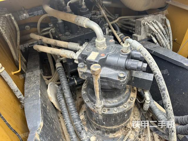回转马达和主控阀(整机外观) 回转马达和主控阀(整机外观)