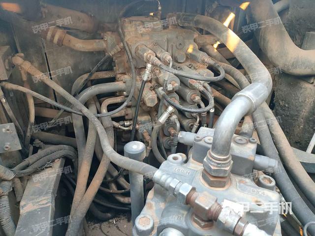 回转马达和主控阀(整机外观) 回转马达和主控阀(整机外观)