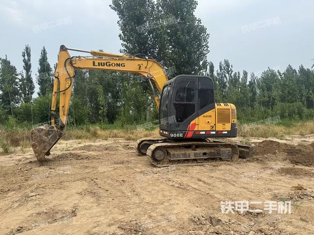 駕駛室整體(整機(jī)外觀) 駕駛室整體(整機(jī)外觀)