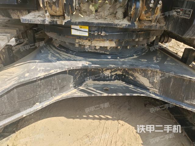 转盘和下车架正前(工作和回转装置) 转盘和下车架正前(工作和回转装置)