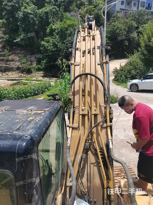 大臂背部俯視(工作和回轉(zhuǎn)裝置) 大臂背部俯視(工作和回轉(zhuǎn)裝置)