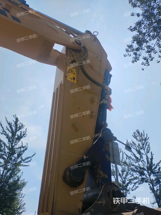 小臂整体左后(工作和回转装置) 小臂整体左后(工作和回转装置)