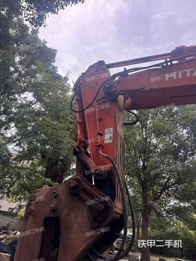 小臂整体左后(工作和回转装置) 小臂整体左后(工作和回转装置)