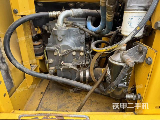 液壓泵艙室正面整體(整機外觀) 液壓泵艙室正面整體(整機外觀)