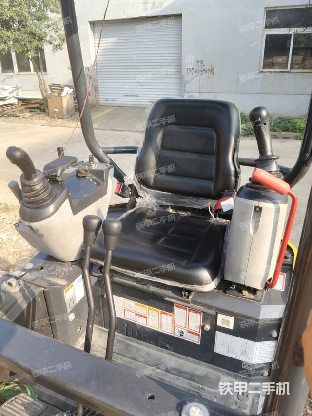 驾驶室整体(整机外观) 驾驶室整体(整机外观)