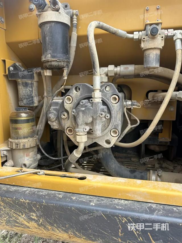 液压泵舱室正面整体(整机外观) 液压泵舱室正面整体(整机外观)
