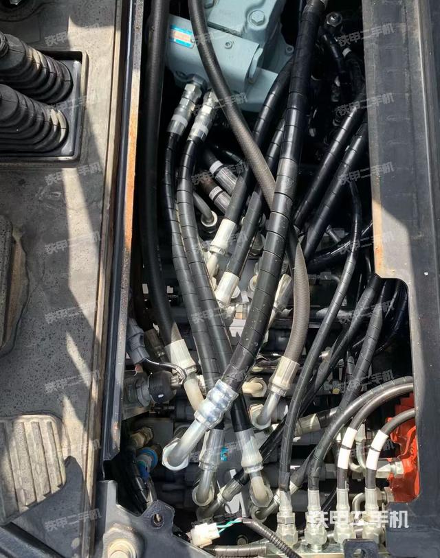 回转马达和主控阀（整机外观）