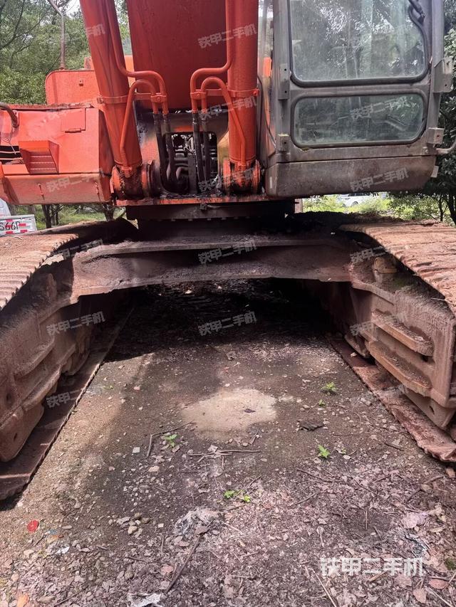 大臂油缸整体 竖拍(工作和回转装置) 大臂油缸整体 竖拍(工作和回转装置)