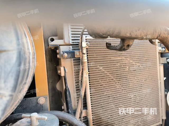 散熱器正面(大件艙室) 散熱器正面(大件艙室)