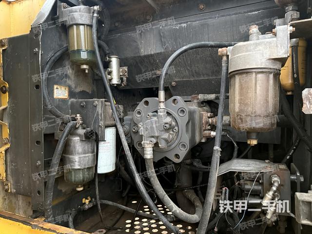 液压泵舱室正面整体(整机外观) 液压泵舱室正面整体(整机外观)