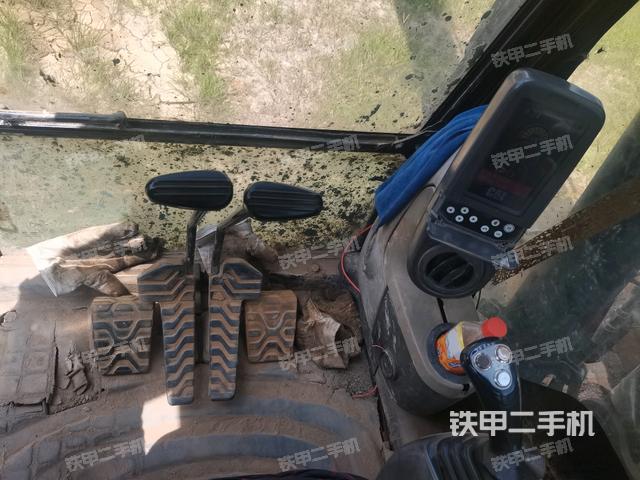 行走控制手柄和踏板?俯拍(駕駛室部分) 行走控制手柄和踏板?俯拍(駕駛室部分)