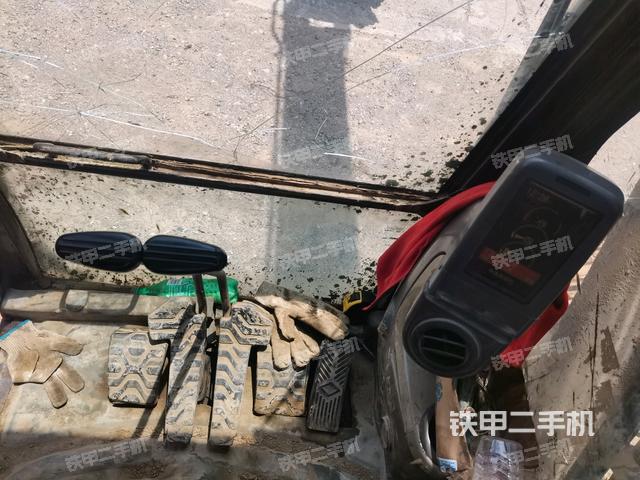 行走控制手柄和踏板?俯拍(駕駛室部分) 行走控制手柄和踏板?俯拍(駕駛室部分)