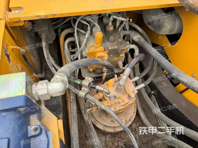 回转马达和主控阀(整机外观) 回转马达和主控阀(整机外观)