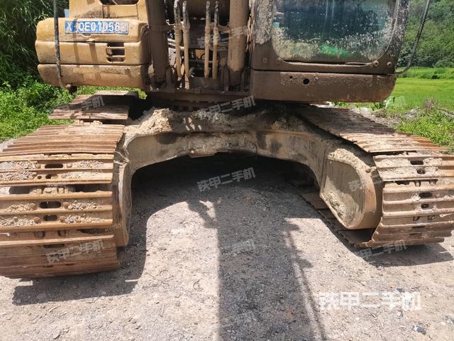 轉(zhuǎn)盤和下車架正前(工作和回轉(zhuǎn)裝置) 轉(zhuǎn)盤和下車架正前(工作和回轉(zhuǎn)裝置)