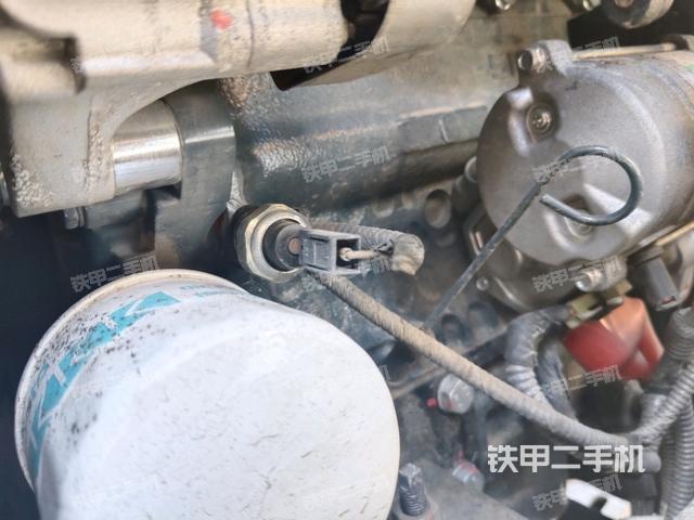 回转马达和主控阀(整机外观) 回转马达和主控阀(整机外观)