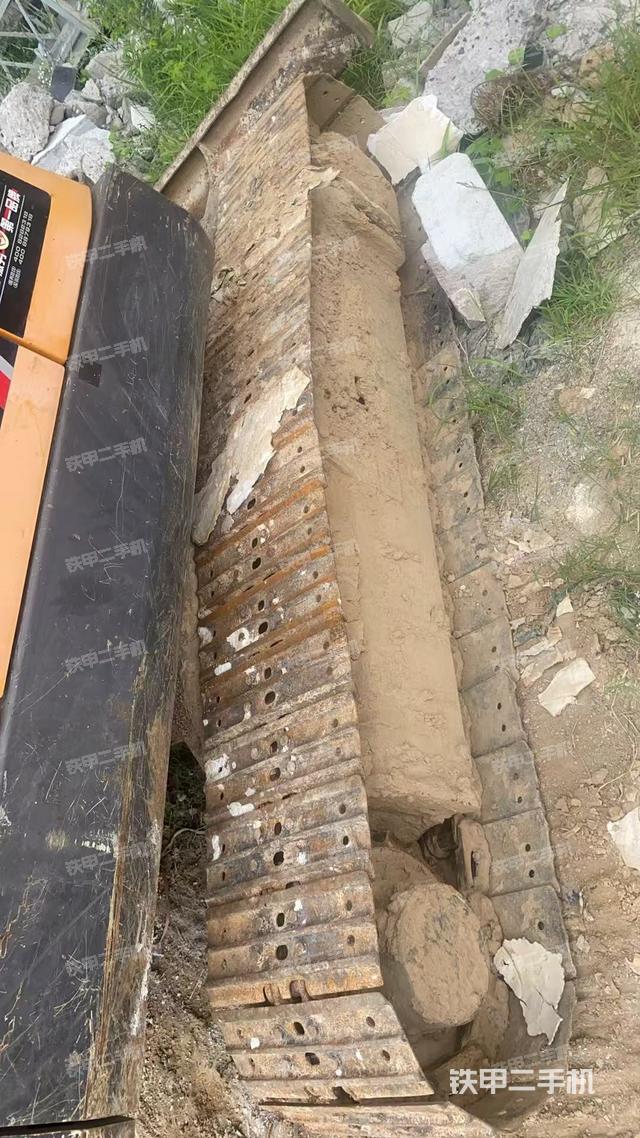 单侧履带整体(整机外观) 单侧履带整体(整机外观)