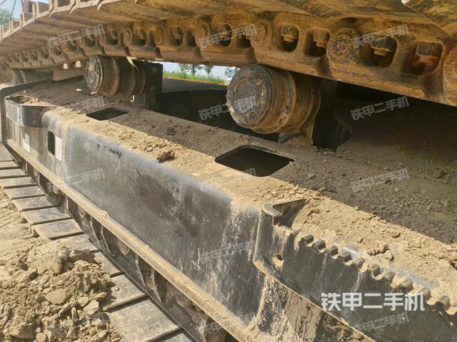 右侧履带整体(行走机构) 右侧履带整体(行走机构)