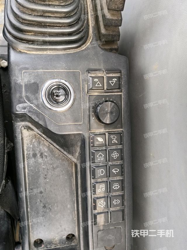 座椅右侧控制台/钥匙门/油门/含右手柄（驾驶室部分）