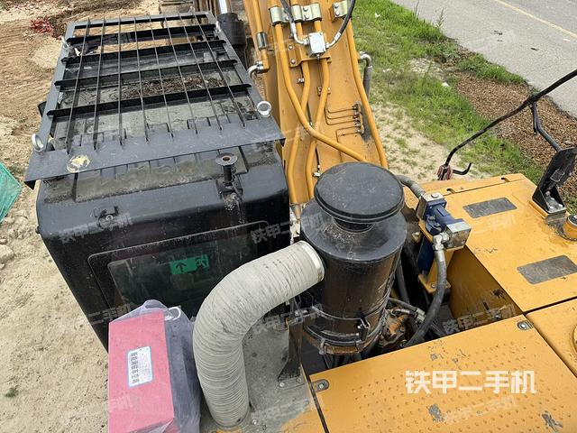 驾驶室顶部(整机外观) 驾驶室顶部(整机外观)