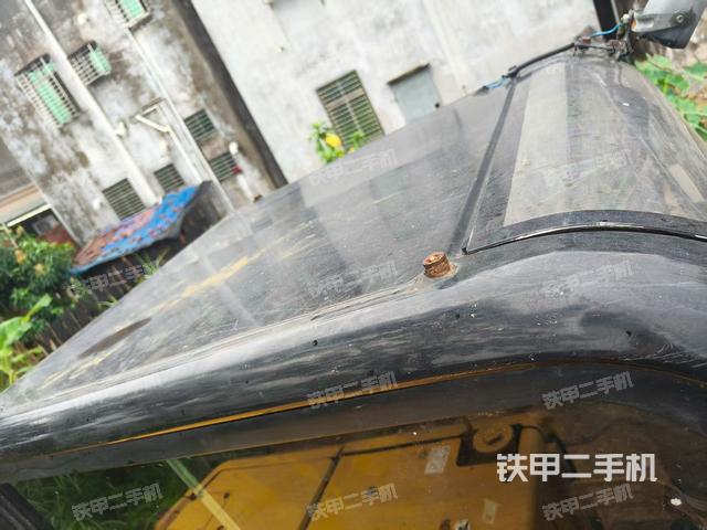 駕駛室頂部(整機(jī)外觀) 駕駛室頂部(整機(jī)外觀)