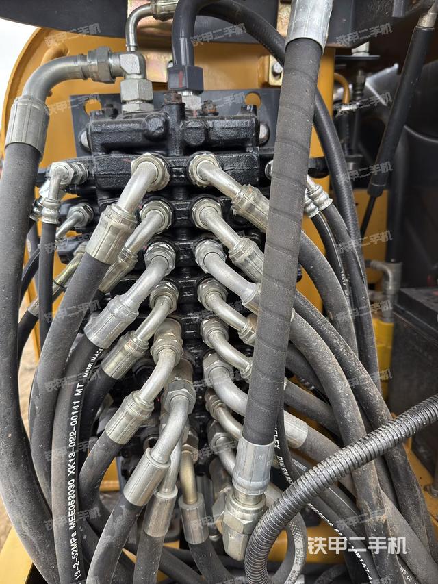 回轉(zhuǎn)馬達和主控閥（整機外觀）