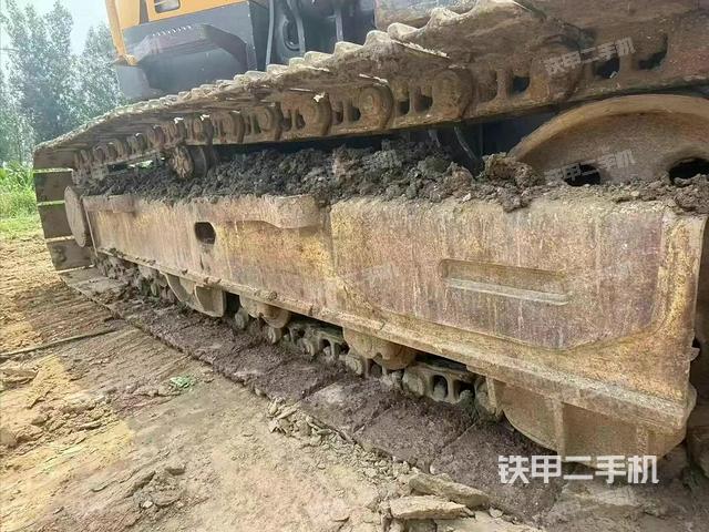 單側(cè)履帶整體(整機(jī)外觀) 單側(cè)履帶整體(整機(jī)外觀)