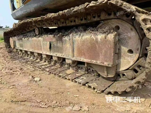 單側(cè)履帶整體(整機(jī)外觀) 單側(cè)履帶整體(整機(jī)外觀)